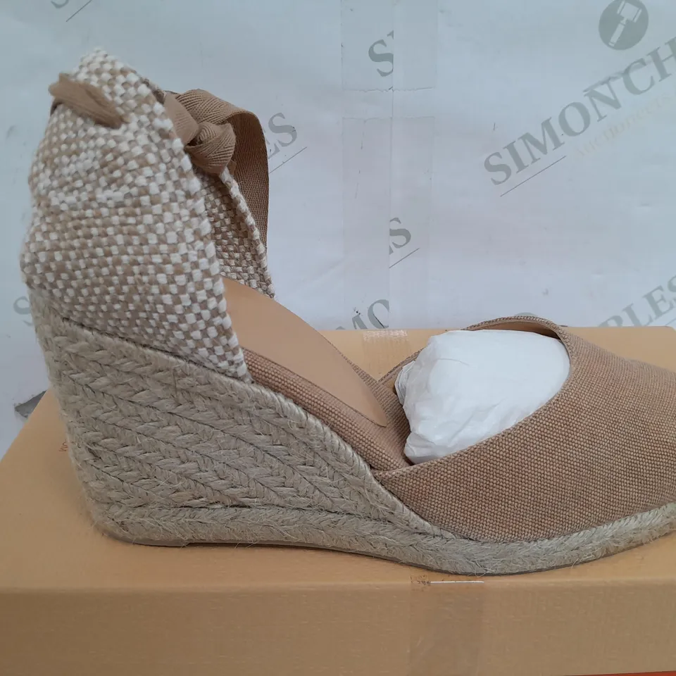 BOXED PAIR OF CAITANER CARINA RAISED HEEL SHOES IN BEIGE - UK 5
