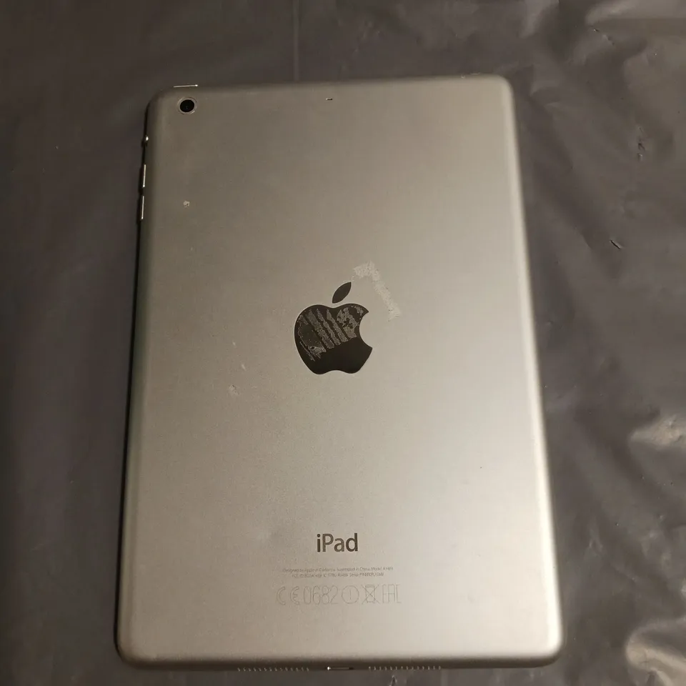 APPLE IPAD MINI 2 TABLET IN WHITE/SILVER