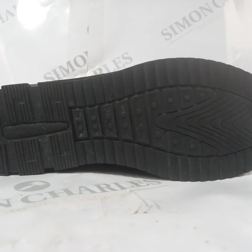 BOXED PAIR OF DESIGNER SHOES IN BROWN/BLACK EU SIZE 43