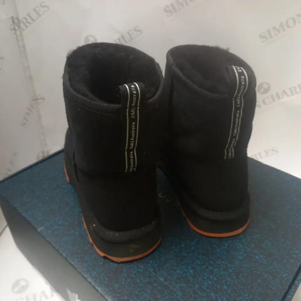 EMU AUSTRALIA BOXED MINI BOOT - SIZE 7