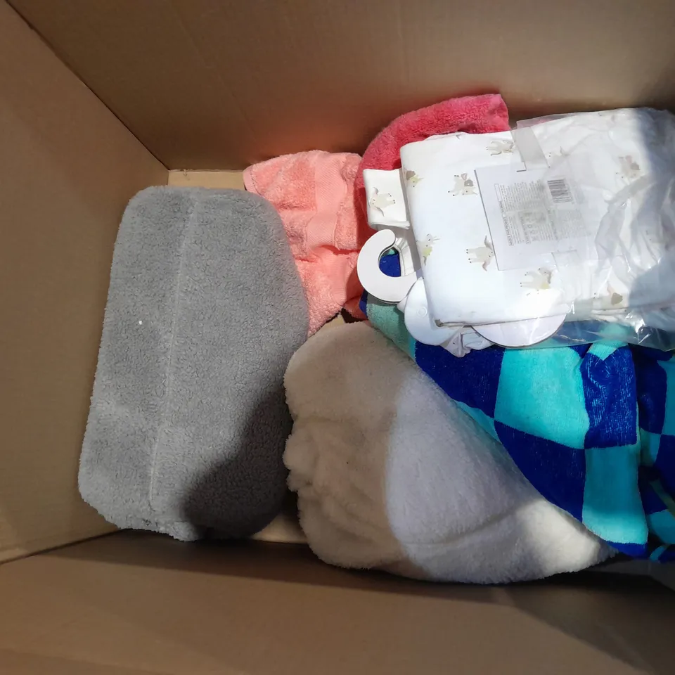 BOX OF APPROXIMATELY 10 ASSORTED BEDDING AND SOFT FURNISHING ITEMS TO INCLUDE - THROW PILLOWS - TOWELS - PILLOWCASES ETC. 