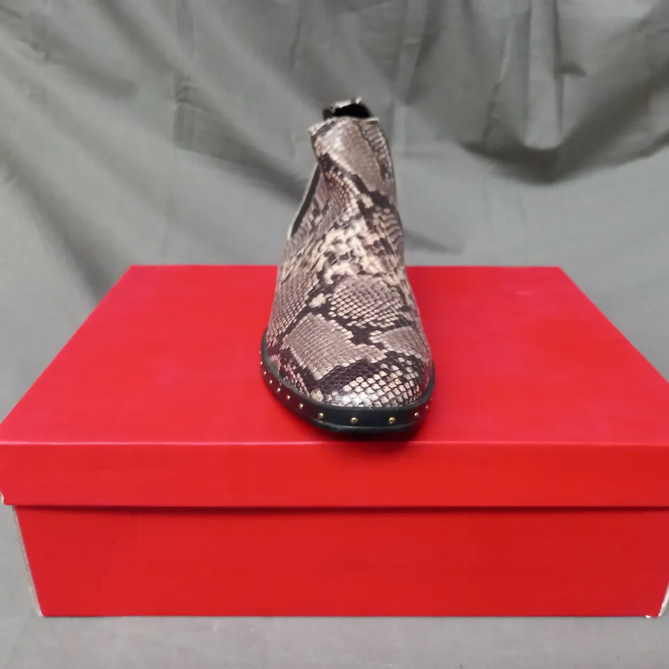 BOXED PAIR OF LONDON REBEL SYNTHETIC ANKLE BOOTS IN GREY SNAKE SIZE 3