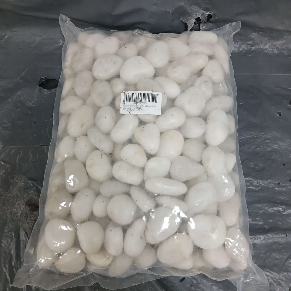 BAG OF DECORATIVE STONES AND GARDEN ROCKS 20LBS IN WHITE MIX