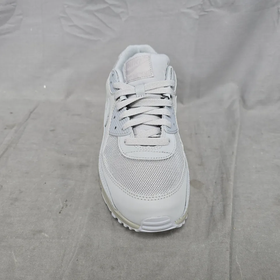 BOXED PAIR OF NIKE AIR MAX 90 TRAINERS IN GREY SIZE UK 9