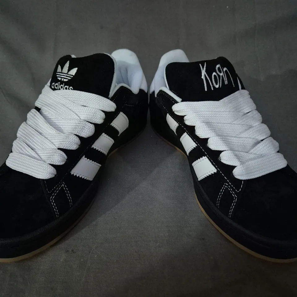 BOXED PAIR OF ADIDAS CAMPUS 00S KORN EDITION SHOES IN BLACK/WHITE UK SIZE 6.5