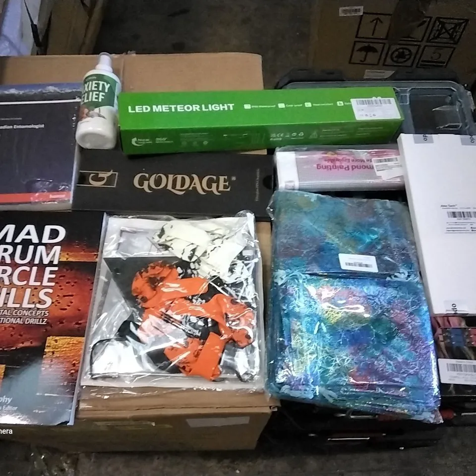 PALLET OF ASSORTED ITEMS INCLUDING LED METEOR LIGHT, MAD DRUM CIRCLE SKILLS BOOK, HALLOWEEN DECORATIONS, GOLDAGE CHOPSTICKS, PET ANXIETY RELIEF, CORAL PATTERN BAGS