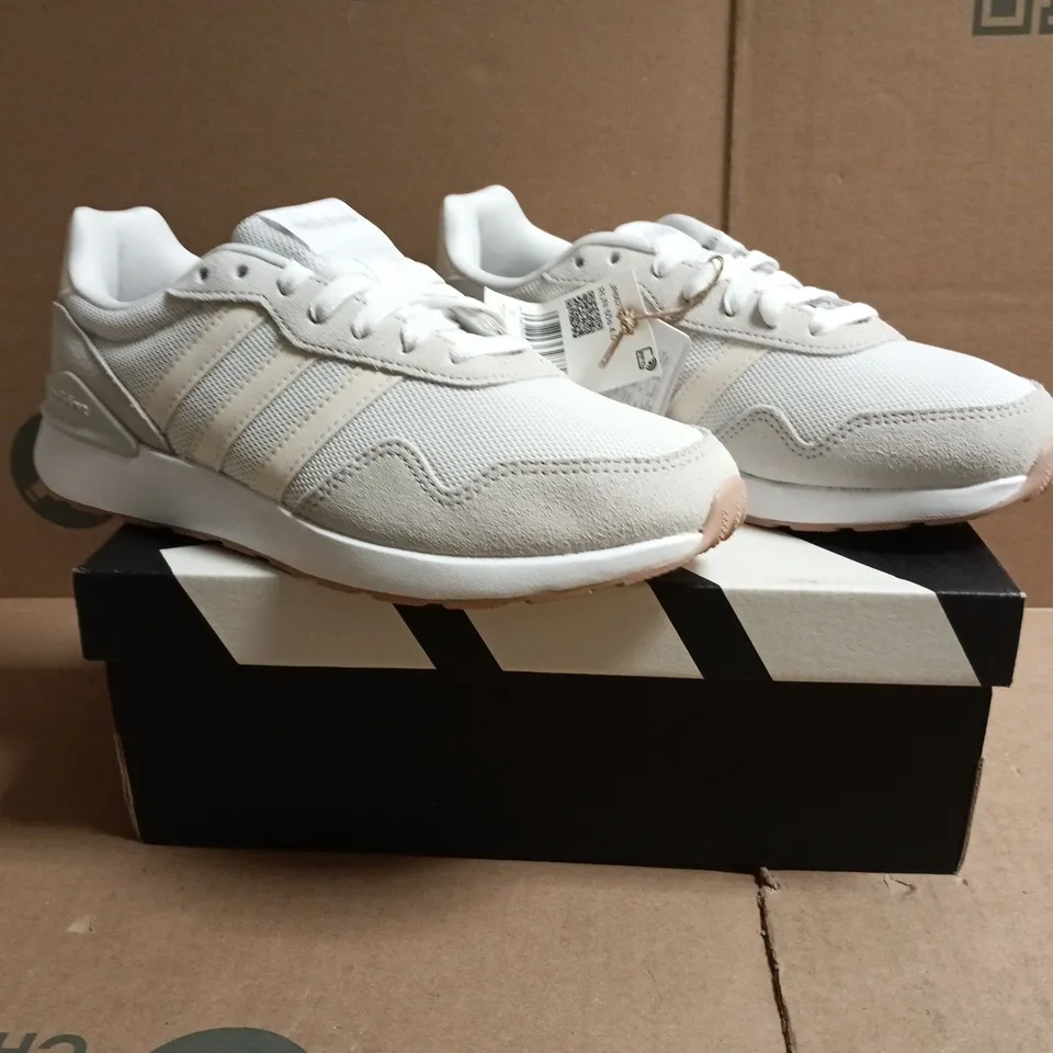 BOXED PAIR OF ADIDAS RUN 60S 4.0 TRAINERS IN WHITE/GREY/CREAM SIZE UK 5