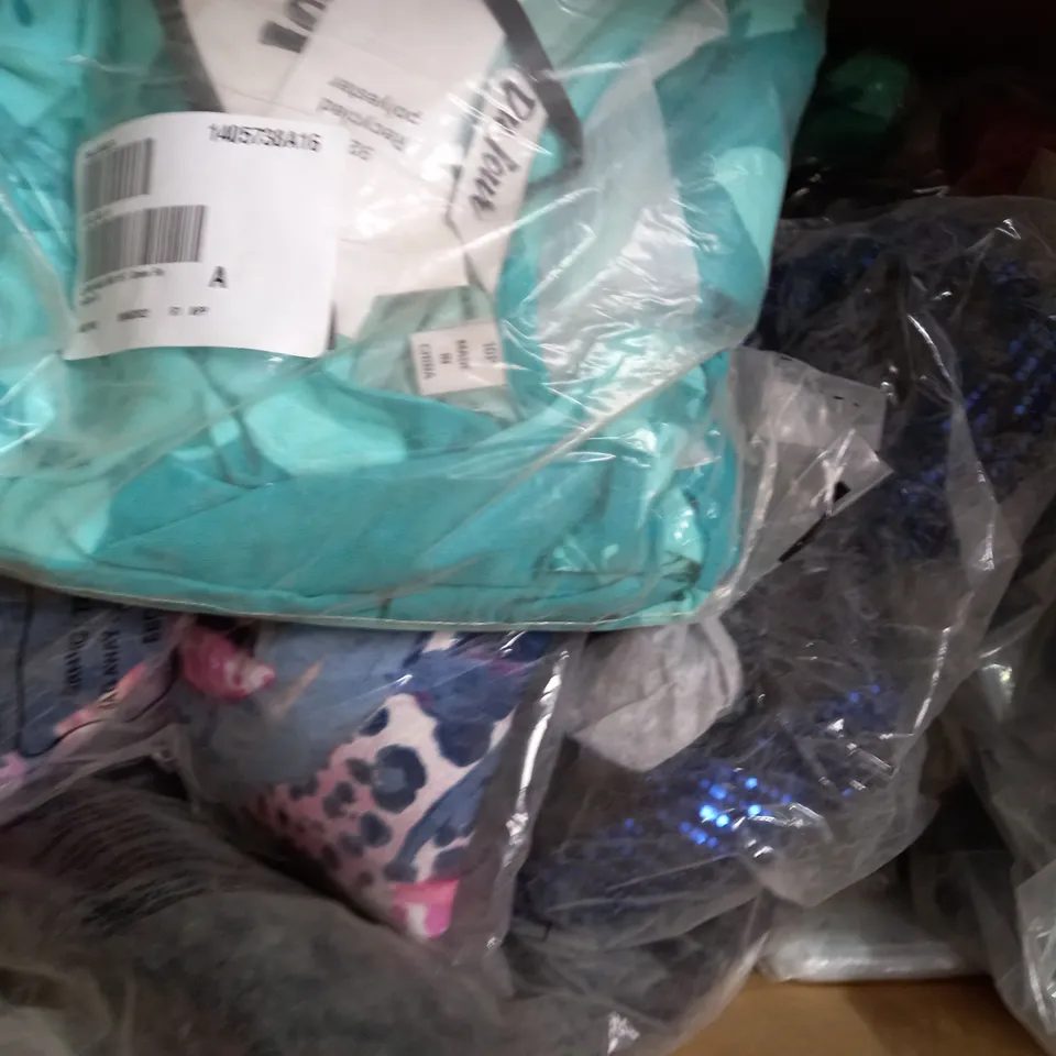 BOX OF APPROXIMATELY 15 ASSORTED CLOTHING AND FASHION ITEMS OF VARIOUS COLOURS AND STYLES TO INCLUDE FRANK USHER, WYNNE LAYERS, JOULES, ETC