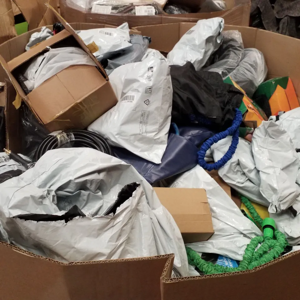 PALLET CONTAINING ASSORTED GARDEN HOSES & INFLATABLES 