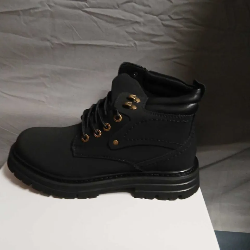 CONZURI BLACK LEATHER HIKING BOOTS – UK 9 (US 9.5, EUR 43) 