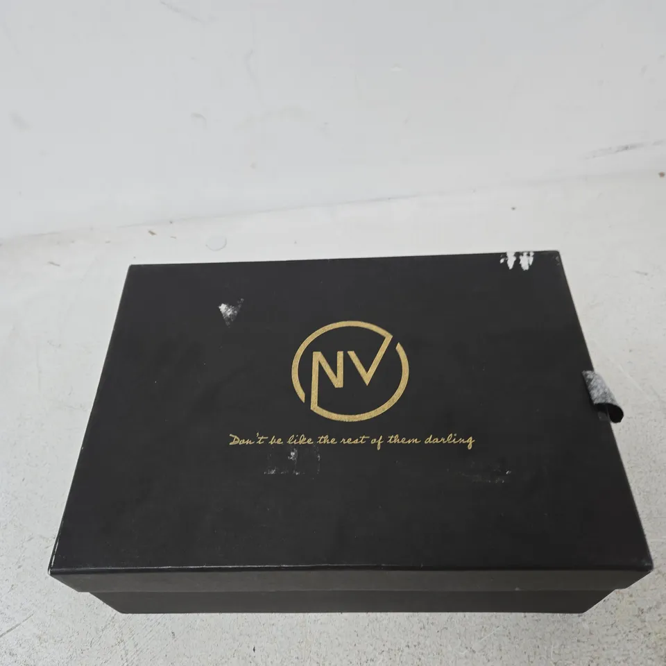 KAI NV WHITE SNEAKERS – UK SIZE 5 (BOXED)