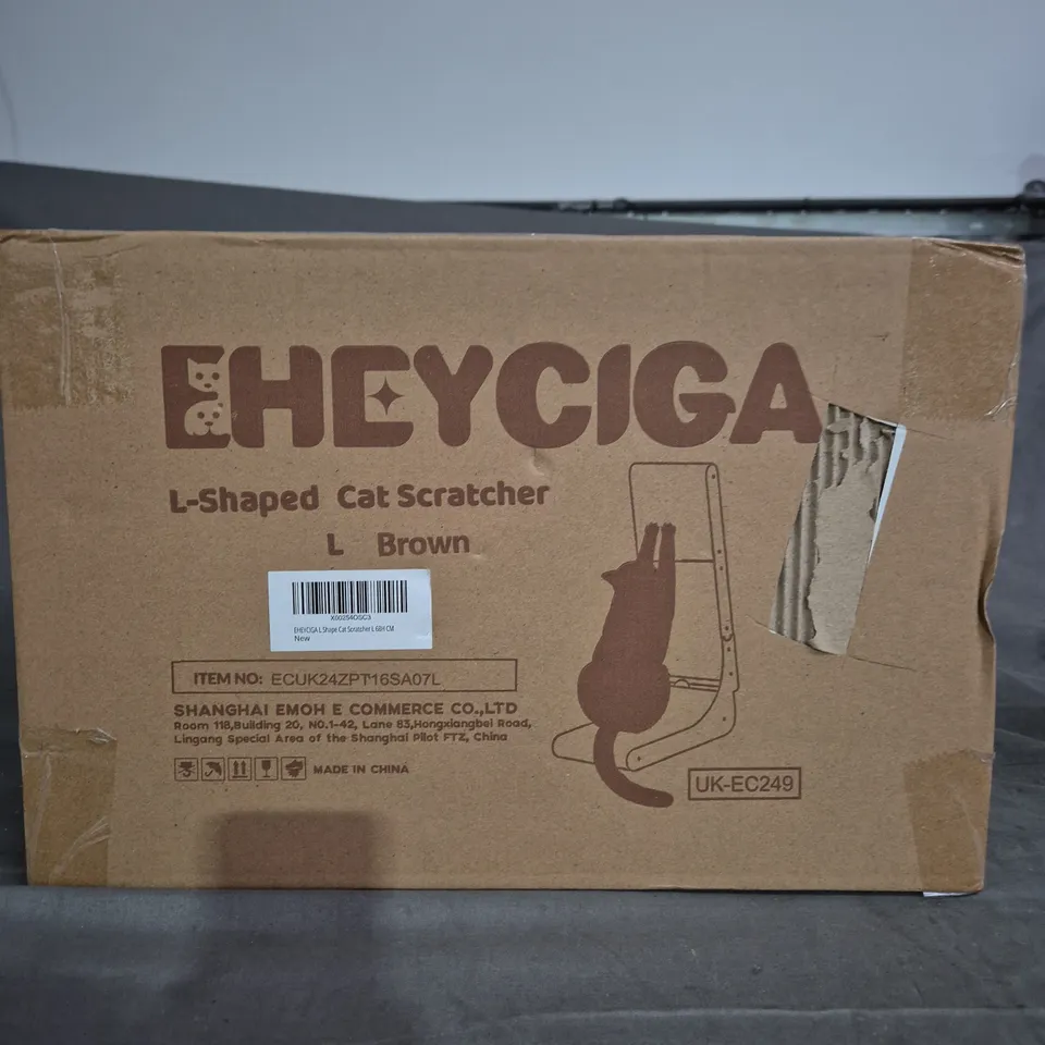 L-SHAPED CAT SCRATCHER – BROWN