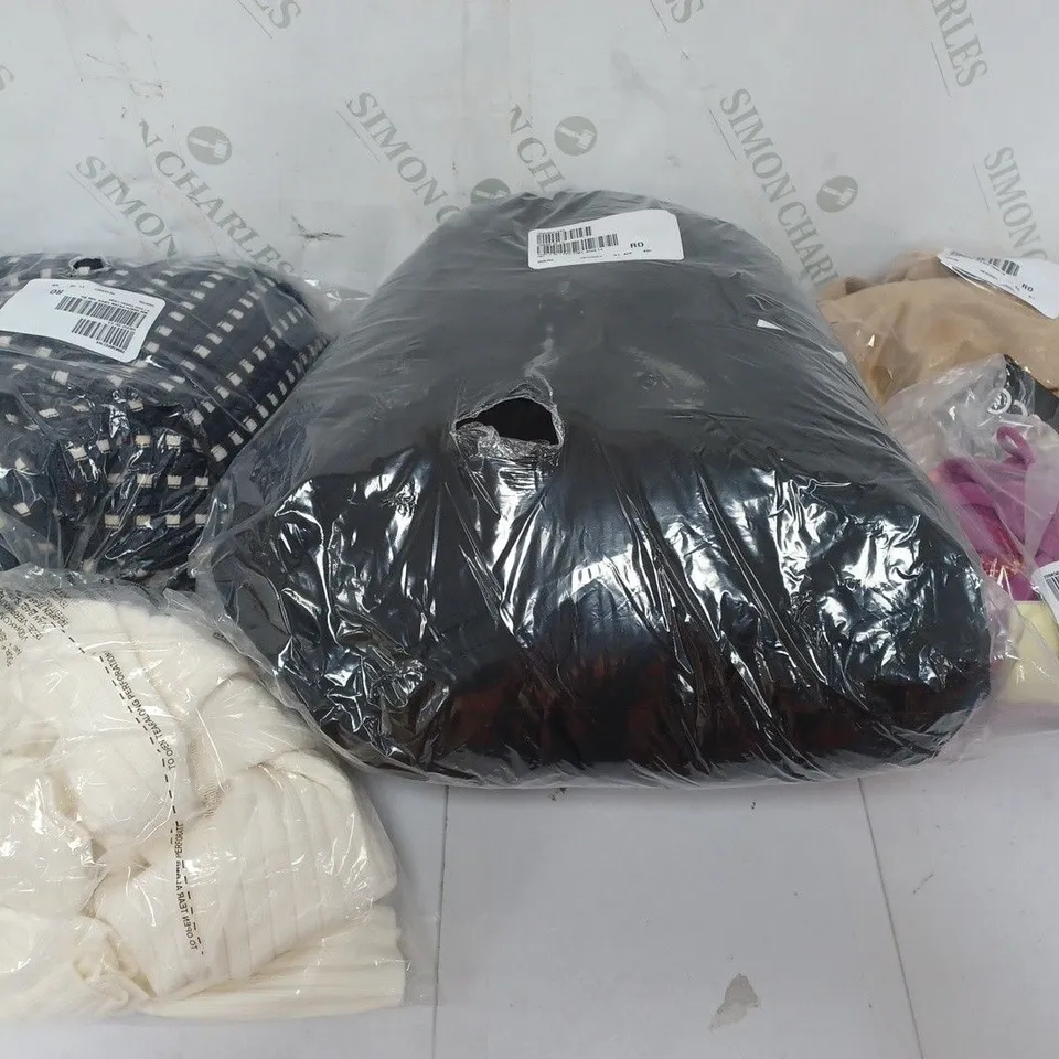 LARGE QUANTITY OF ASSORTED CLOTHING TO INCLUDE COATS, JUMPERS, CARDIGANS, ETC