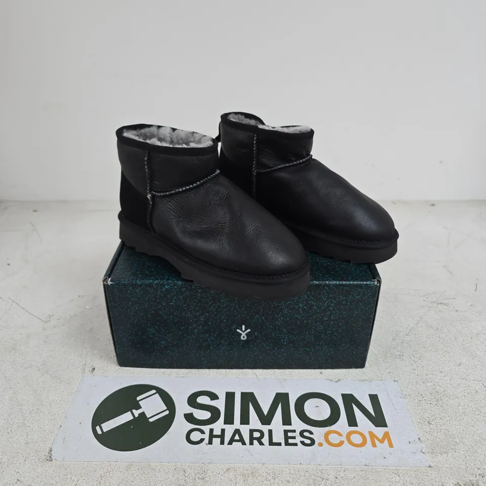 BOXED PAIR OF EMU AUSTRALIA WATER RESISTANT SHOES IN BLACK SIZE 6