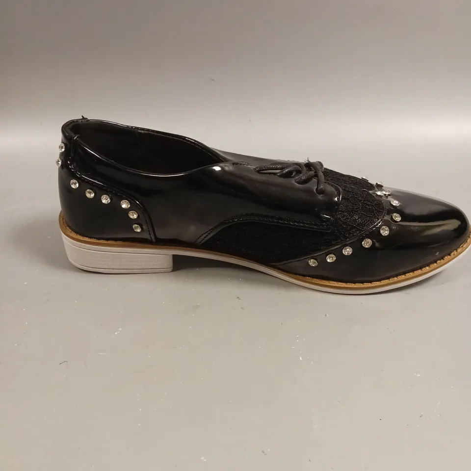 PAIR OF KELSI LACED SEQUINED SHOES IN BLACK - 4