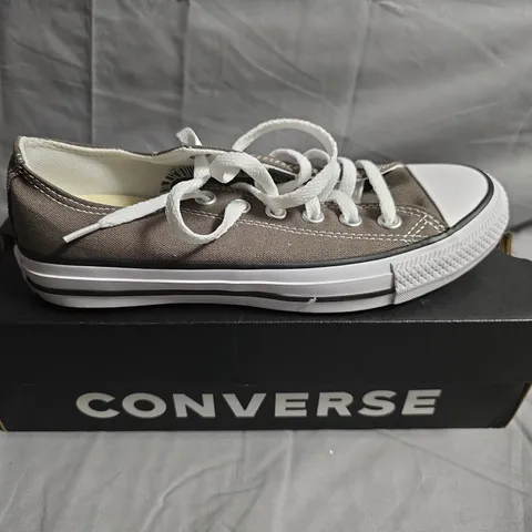 BOXED PAIR OF CONVERSE LOW-TOP CANVAS SNEAKERS – UK SIZE 4.5