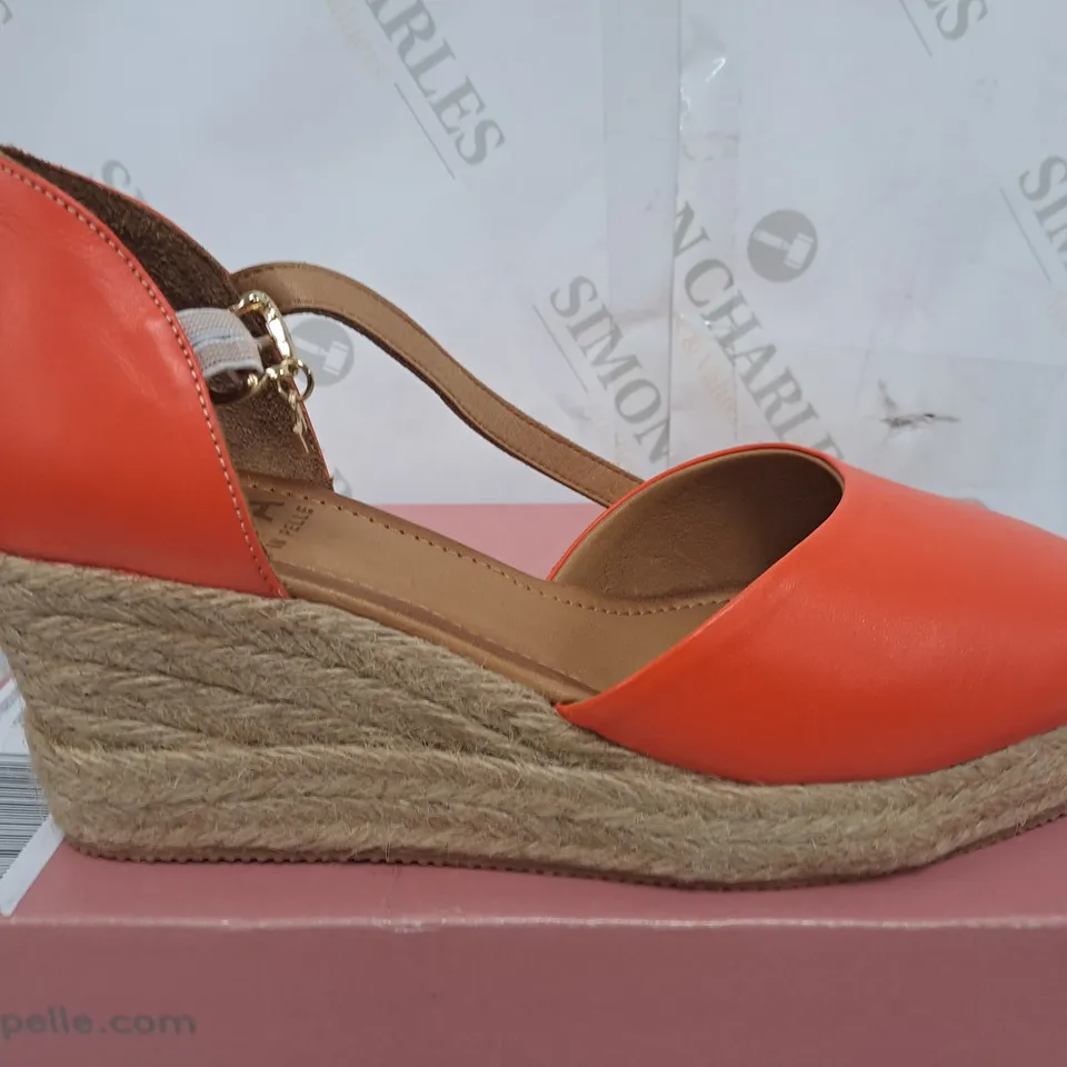 PAIR OF MODA IN PELLE GALIANA WEDGE IN ORANGE - SIZE 38