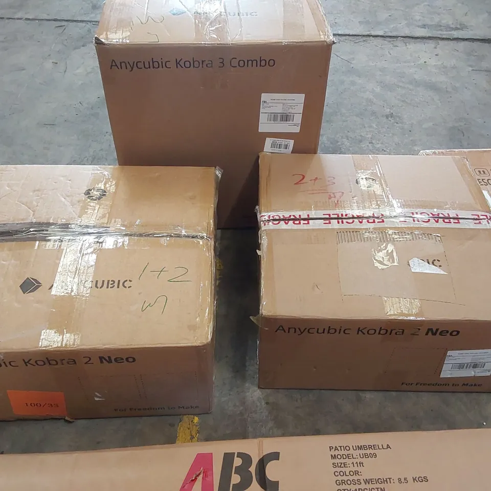 PALLET OF ASSORTED ITEMS INCLUDING: ANYCUBIC KOBRA 3 COMBO 3D PRINTER, 2X ANYCUBIC KOBRA 2 NEO 3D PRINTERS, 11FT PATIO UMBRELLA, 2.9M TELESCOPIC LADDER ECT