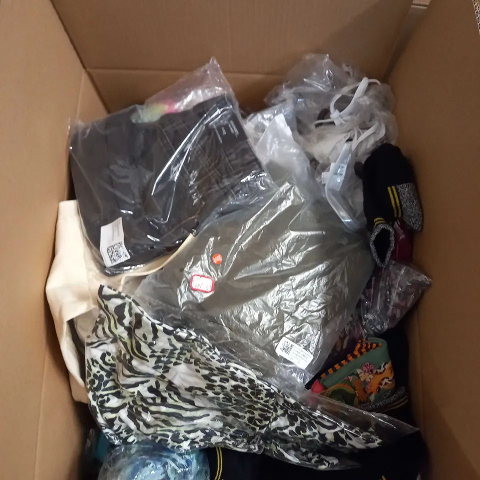 BOX OF APPROX 35 ASSORTED CLOTHING ITEMS TO INCLUDE - DRESSES, T-SHIRTS AND TROUSERS