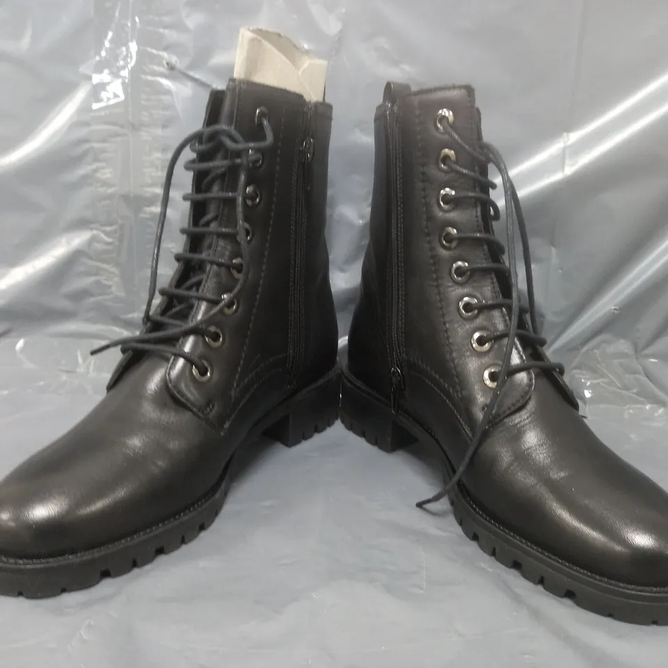 BOXED PAIR OF DUNE LONDON HIKER BOOTS IN BLACK SIZE 4