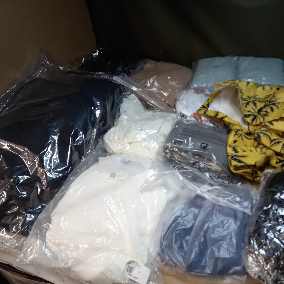 LOT OF APPROX 20 ASSORTED CLOTHING ITEMS TO INCLUDE JUMPERS, DRESSES AND T-SHIRTS