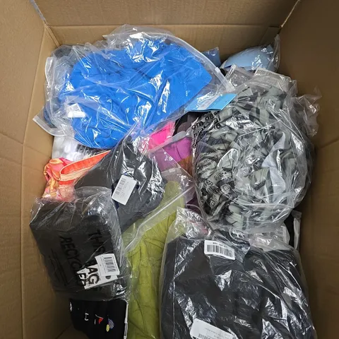 APPROX 20 ASSORTED CLOTHING ITEMS TO INCLUDE T-SHIRTS, DRESSES, SHORTS ETC