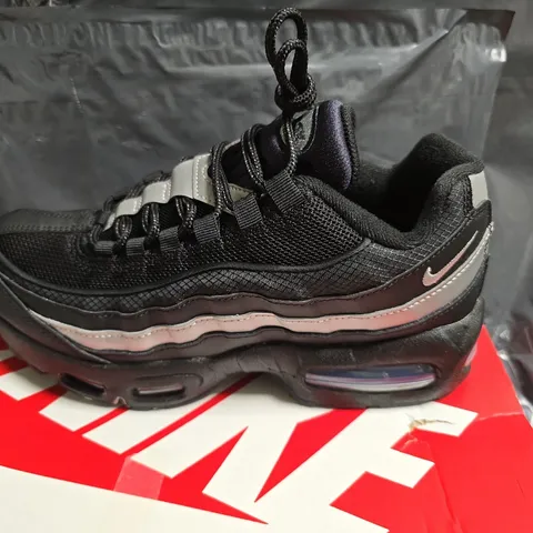NIKE AIR MAX 95 BB LTR (GS) SNEAKERS – BLACK/METALLIC SILVER, UK 6 (EU 39)
