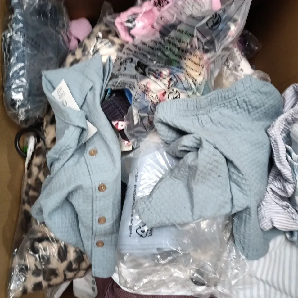 BOX OF APPROXIMATELY 25 ASSORTED KIDS CLOTHING PRODUCTS IN VARIOUS SIZES TO INCLUDE T-SHIRTS, PANTS, SHORTS ETC