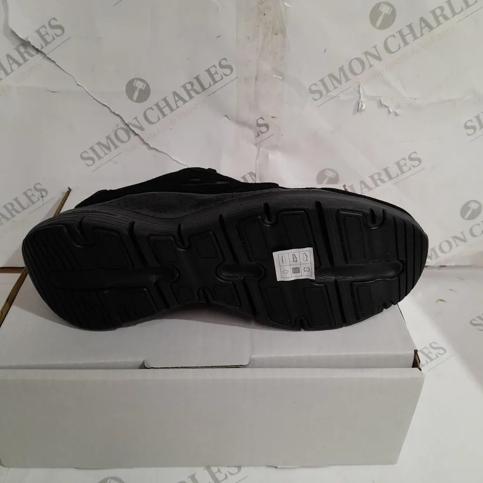 PAIR OF SKECHERS ARCH FIT TRAINERS BLACK UK SIZE 5.5