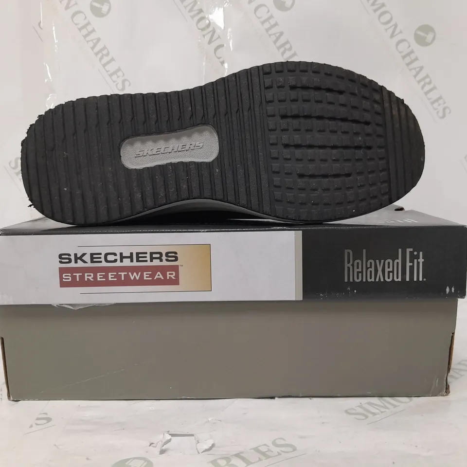 BOXED SKECHERS RELAXED FIT TRAINERS IN BLACK SIZE 8