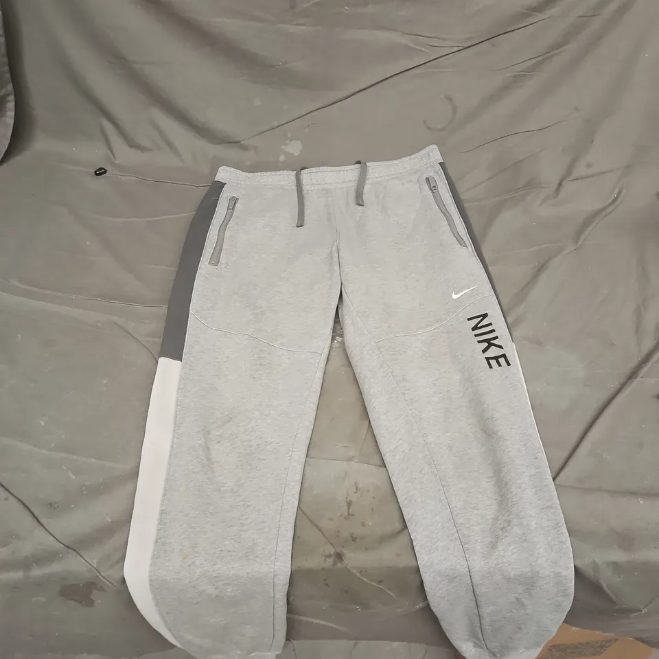 NIKE MEN'S SWEATPANTS – GREY, SIZE M, MADE IN CAMBODIA
