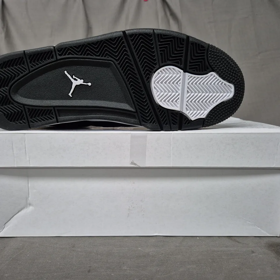 BOXED PAIR OF NIKE AIR JORDAN 4 RETRO SHOES IN BLACK/WHITE UK SIZE 11