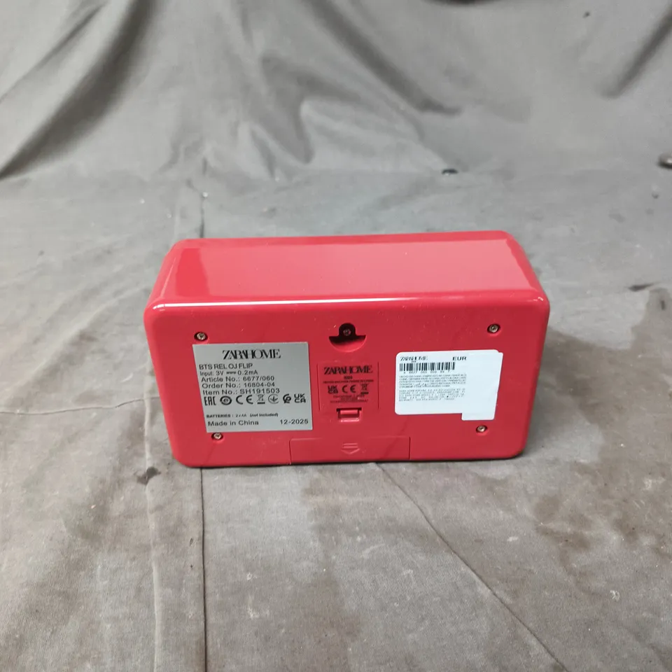 RED FLIP DESK CLOCK – DISPLAY 10:06 
