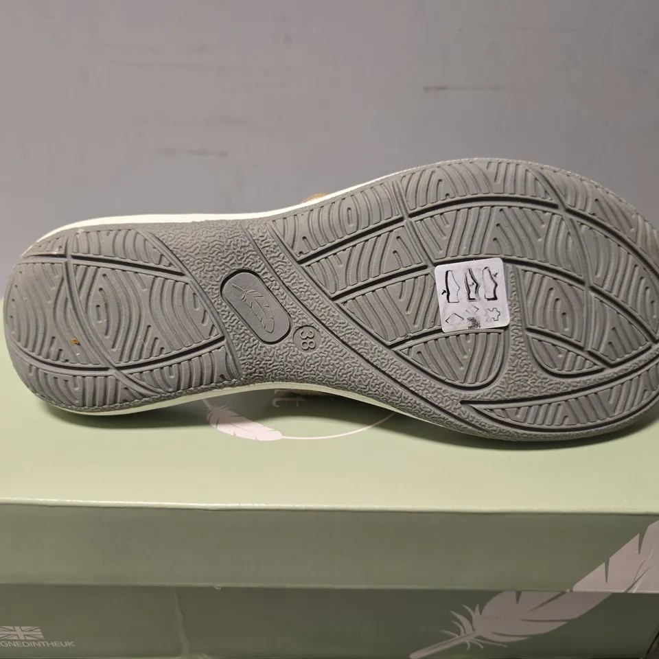 BOXED PAIR OF FREE SPIRIT KELLY SANDALS - SIZE 5