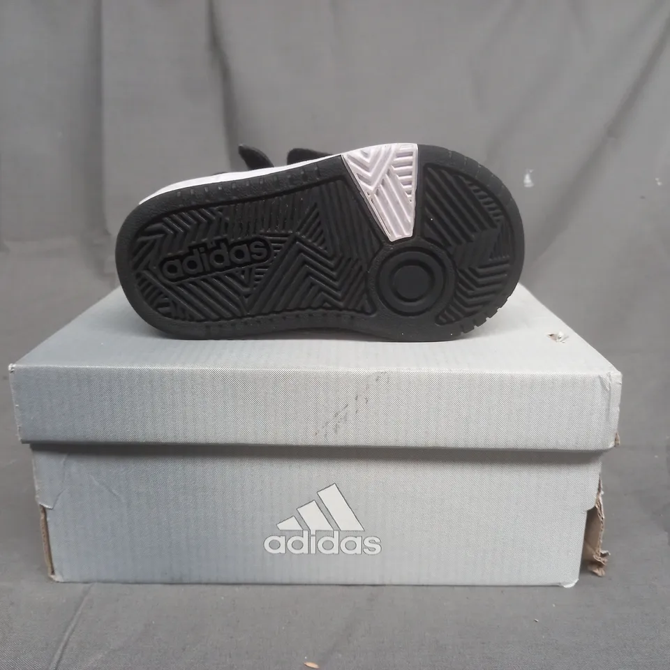 BOXED PAIR OF ADIDAS KIDS SHOES IN BLACK UK SIZE 5.5