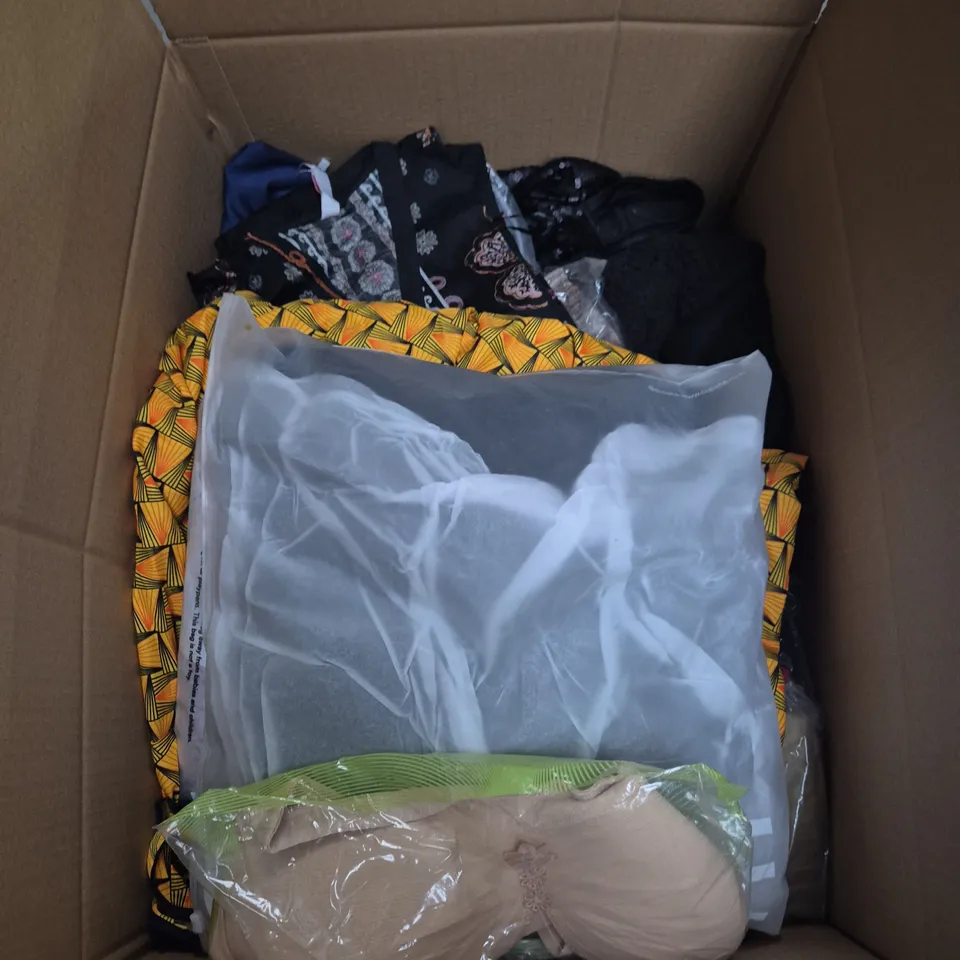 APPROXIMATELY 25 ASSORTED CLOTHING AND FASHION PRODUCTS IN VARIOUS STYLES AND SIZES - COLLECTION ONLY