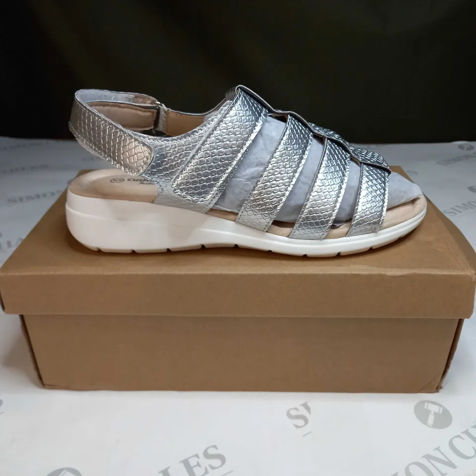BOXED PAIR OF CUSHION WALK ONE TOUCH CLOSE SANDALS IN SILVER - SIZE 5