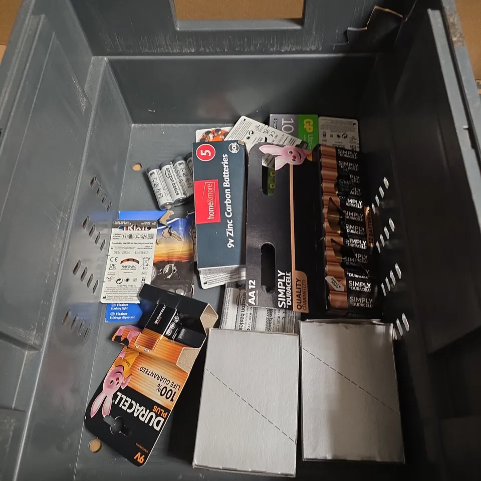 APPROXIMATELY 12 PACKS OF ASSORTED BATTERIES INCLUDING DURACELL AA , DURACELL 9V AND 9V ZINC CARBON BATTERIES 