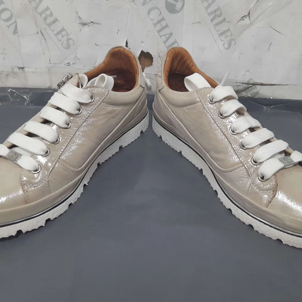BOXED PAIR OF MODA IN PELLE ARIELA TRAINERS IN ROSE GOLD SIZE 5