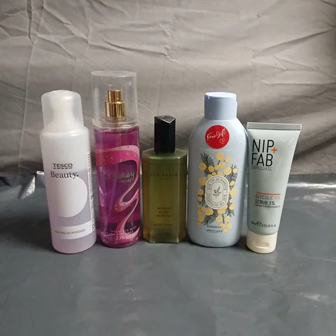 APPROXIMATEY 20 ASSORTED HEALTH AND BEAUTY PRODUCTS TO INCLUDE - TED BAKER BODY SPRAY - NIP & FAB EXFOLIATE SCRUB AND BRITNEY SPEARS FANTASY BODY MIST