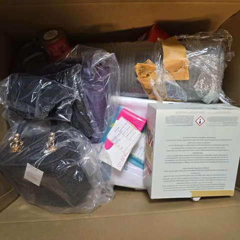 APPROXIMATELY 25 ASSORTED ITEMS TO INCLUDE HANDBAGS, SCENTED CANDLES, MATTRESS PAD, ETC - COLLECTION ONLY