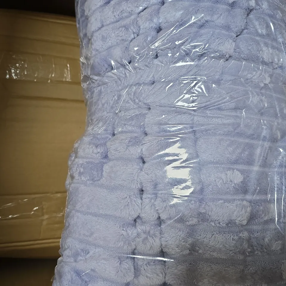 BOX OF APPROXIMATELY 4 ASSORTED HOUSEHOLD ITEMS TO INCLUDE HEATED BLANKET, ETC - COLLECTION ONLY