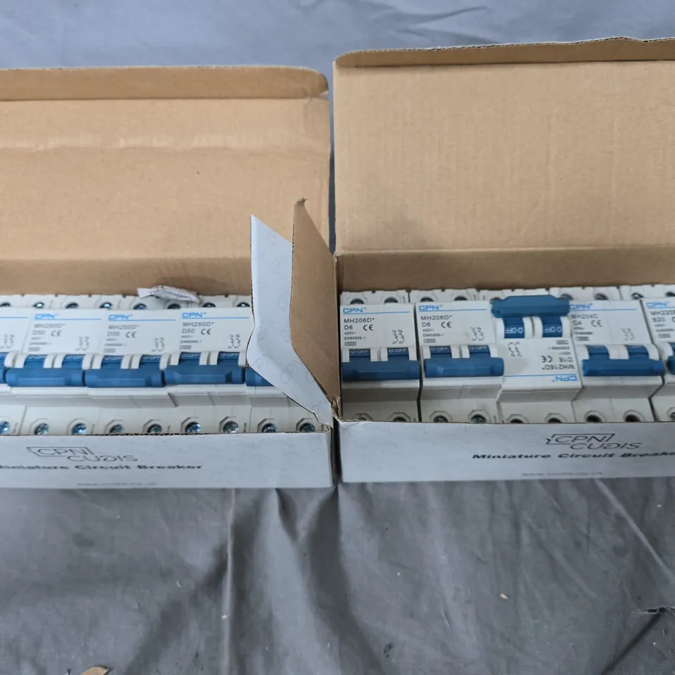 10 ASSORTED MINIATURE CIRCUIT BREAKER SETS 