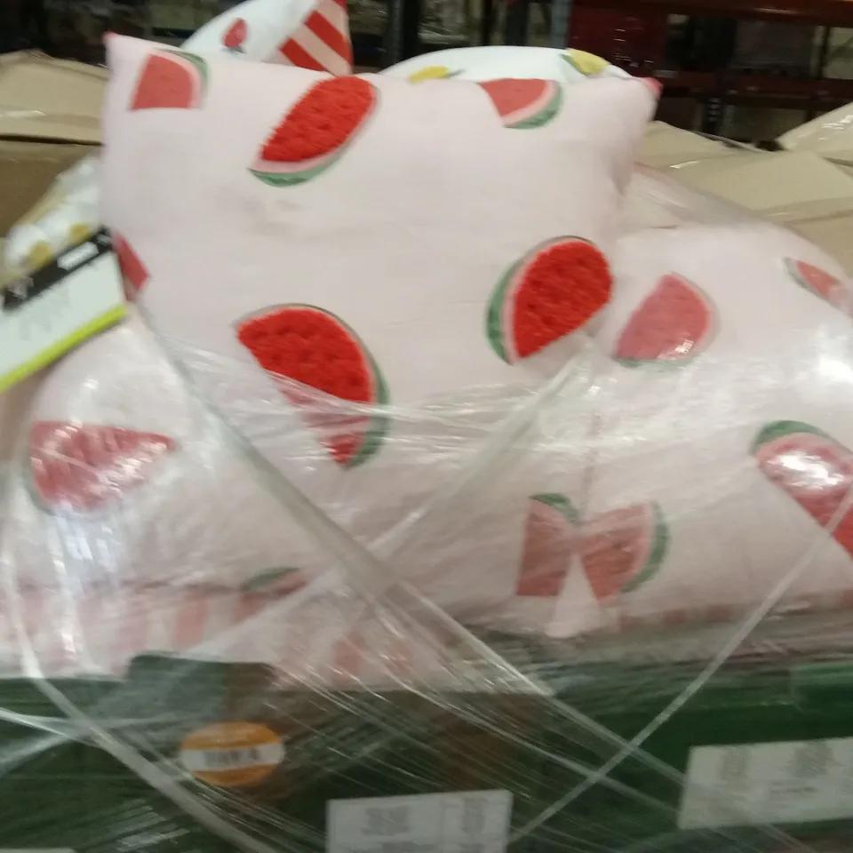 PALLET CONTAINING A LARGE QUANTITY OF CUSHIONS