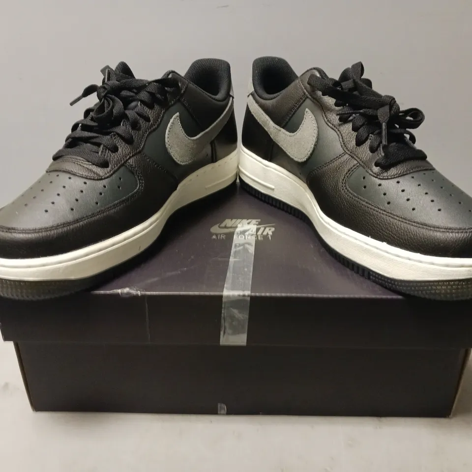 BOXED PAIR OF NIKE AIR FORCE '07 LV8 SHOES IN BLACK/GREY UK SIZE 10