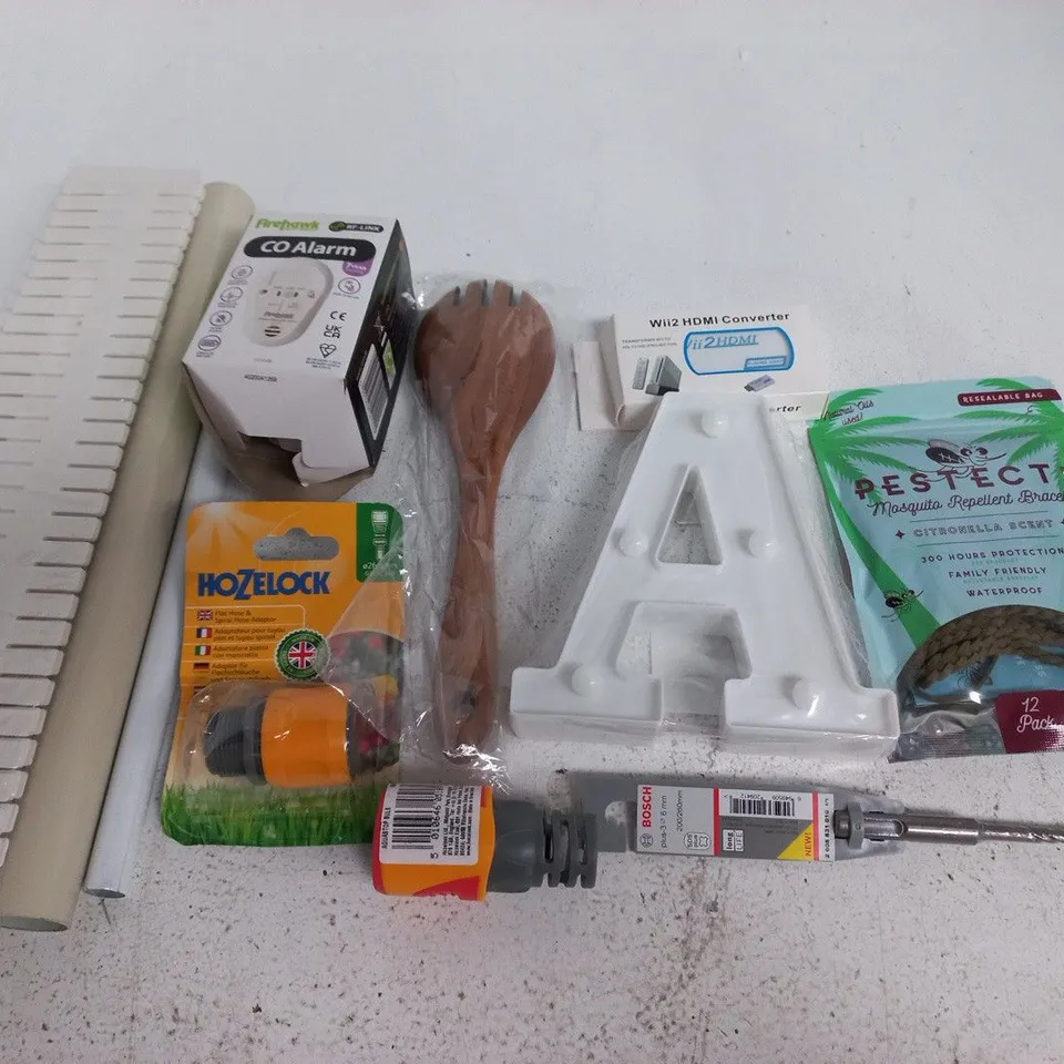 LOT OF APPROXIMATELY 17 ASSORTED HOUSEHOLD ITEMS TO INCLUDE PESTECTS, HOZELOCK ADAPTERS AND CO2 ALARM