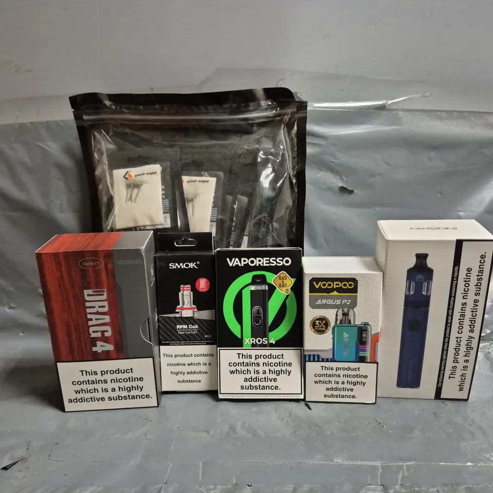 APPROXIMATELY 30 ASSORTED VAPES, E-CIGARETTES & ACCESSORIES TO INCLUDE VOOPOO ARUS P2, VAPORESSO XROS 4, GENE TT DRAG 4, ETC 