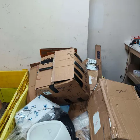 PALLET TO CONTAIN A LARGE AMOUNT OF ASSORTED ITEMS TO INCLUDE COMFORTER SET, PLANT POT ETC