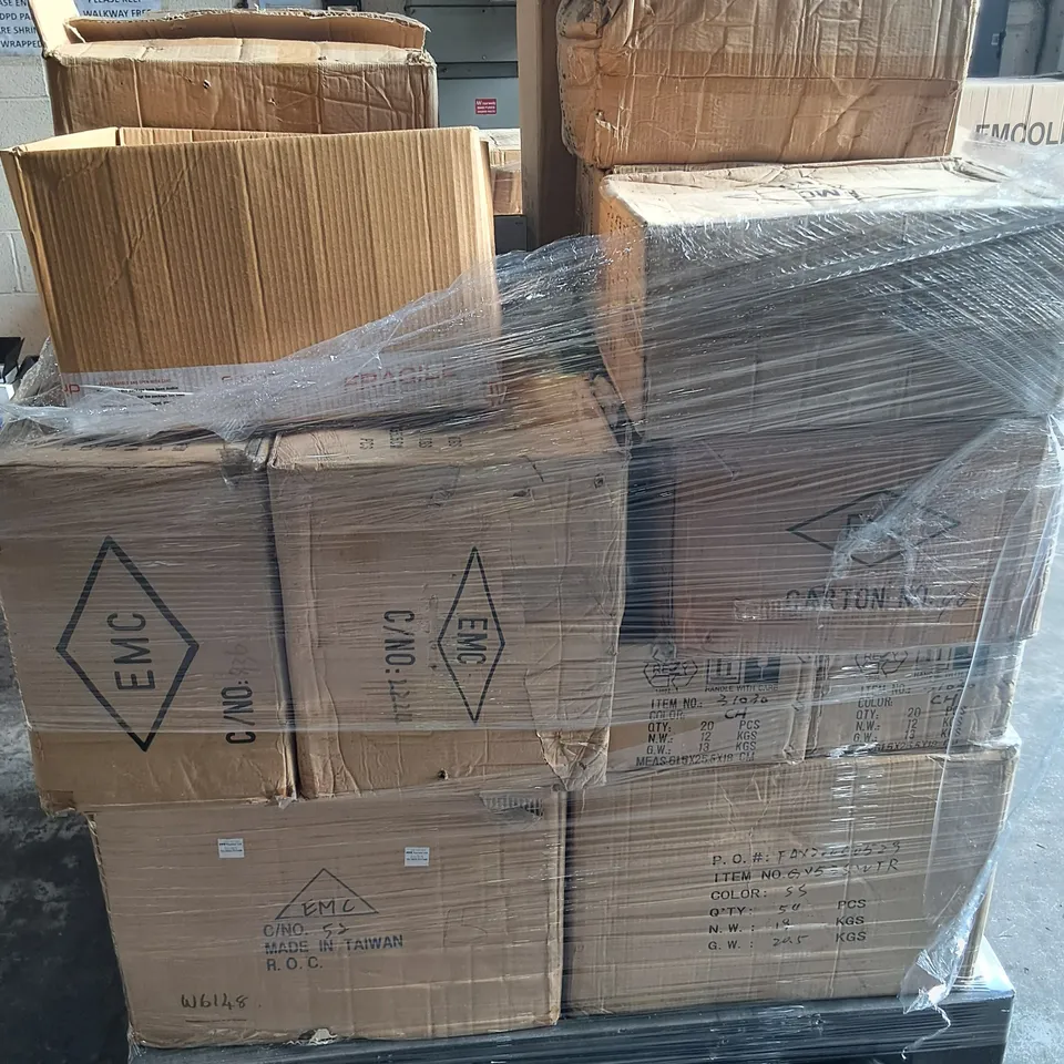PALLET CONTAINING APPROXIMATELY 17 MULTIPACK BOXES OF ASSORTED LIGHTING ITEMS TO INCLUDE BOX DOWNLIGHTS AND EMCOLITE 362318 