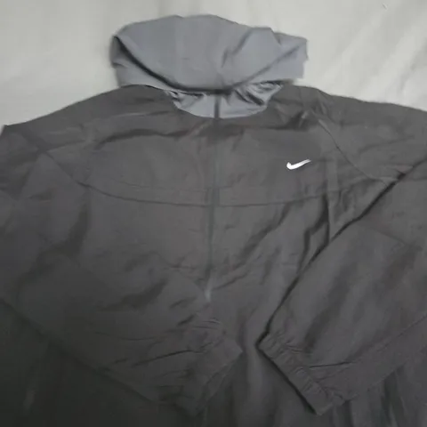 NIKE BLACK WINDBREAKER JACKET WITH HOOD – SIZE UNSPECIFIED
